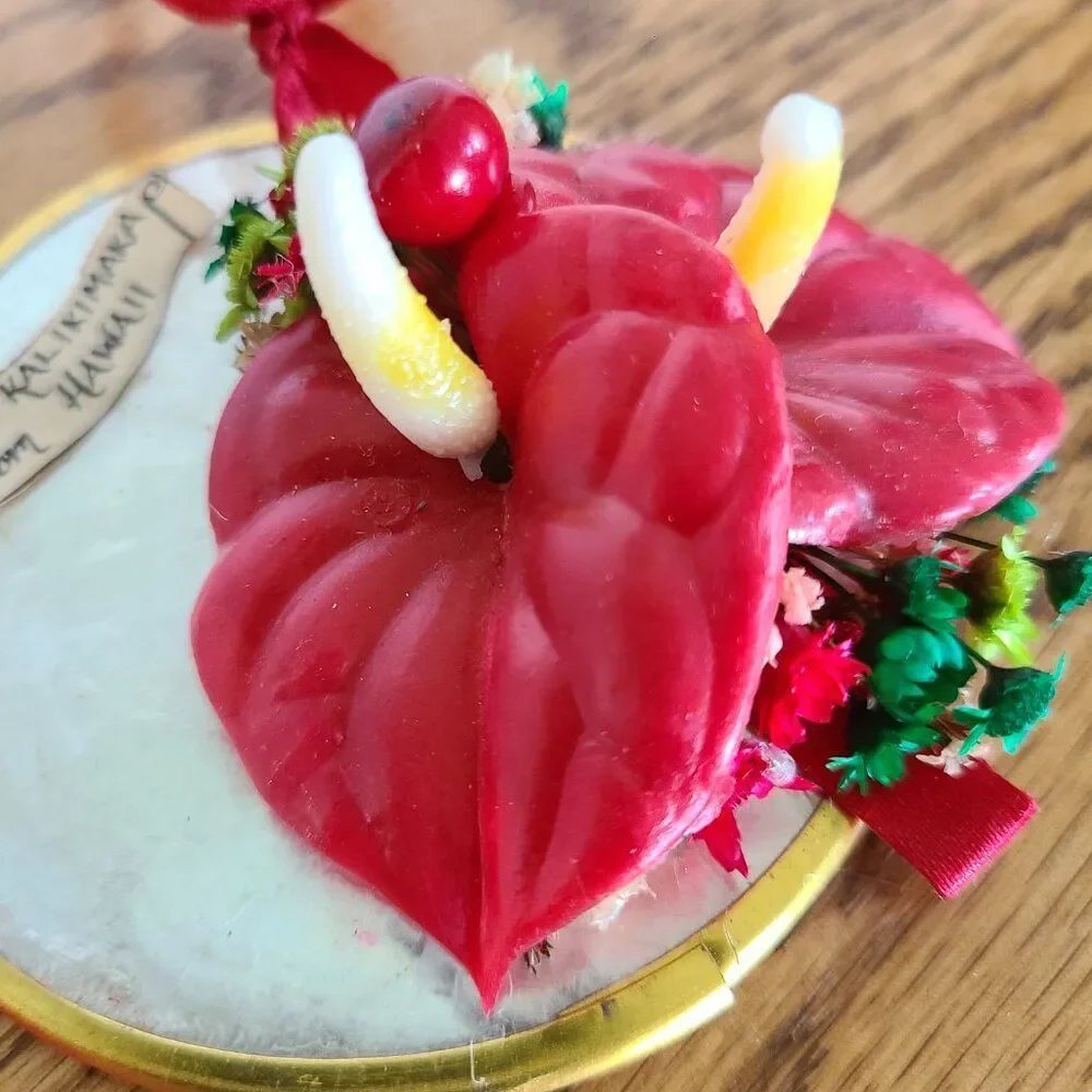 Vintage Mele Kalikimaka Capiz Shell Holiday Christmas Ornament From Hawaii 1976